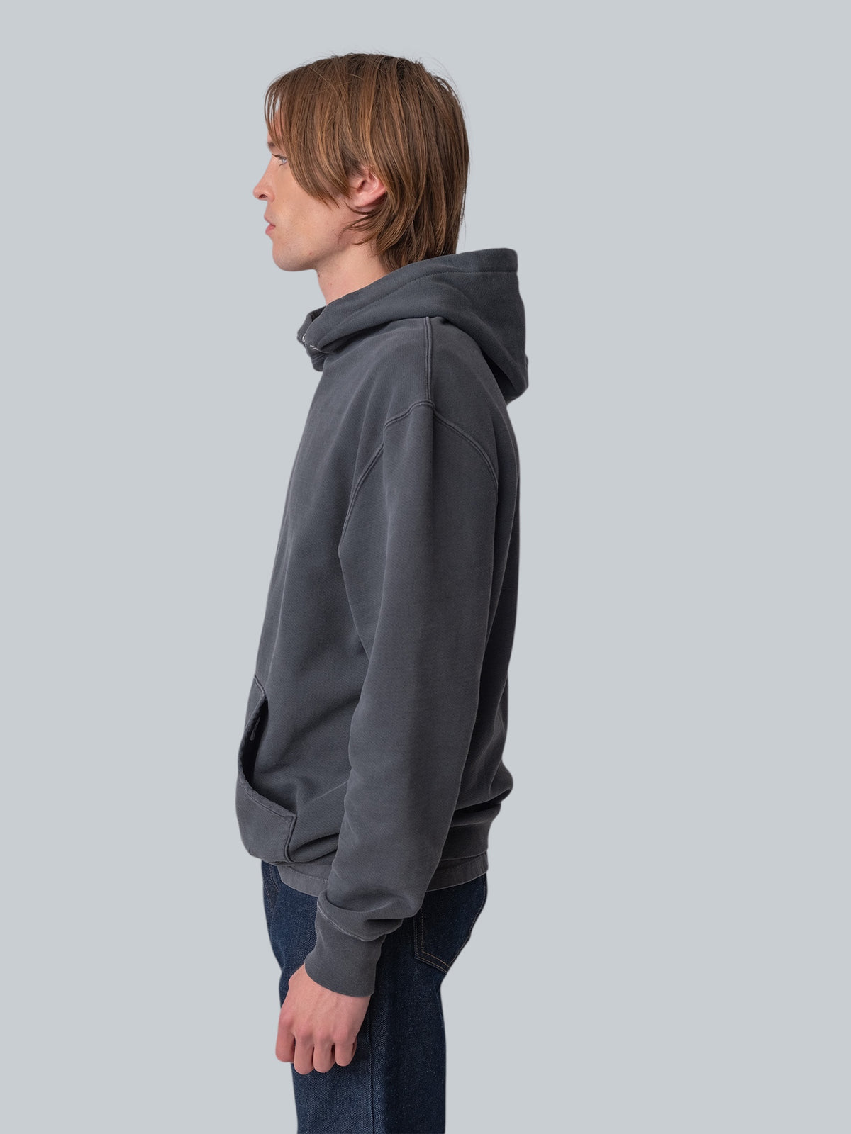 Detail Hanover sunwashed hoodie sweatshirt charcoal on model side